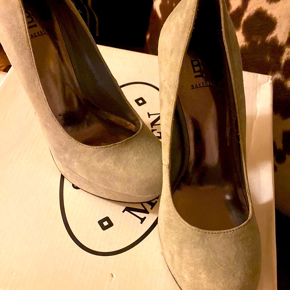 BeBe platform gray suede size 7